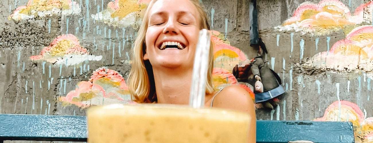 White Simple Light Blogger Bio Link Website (1366 x 700 px) (1300 x 300 px) (9) Vegan Essen San Juan del Sur